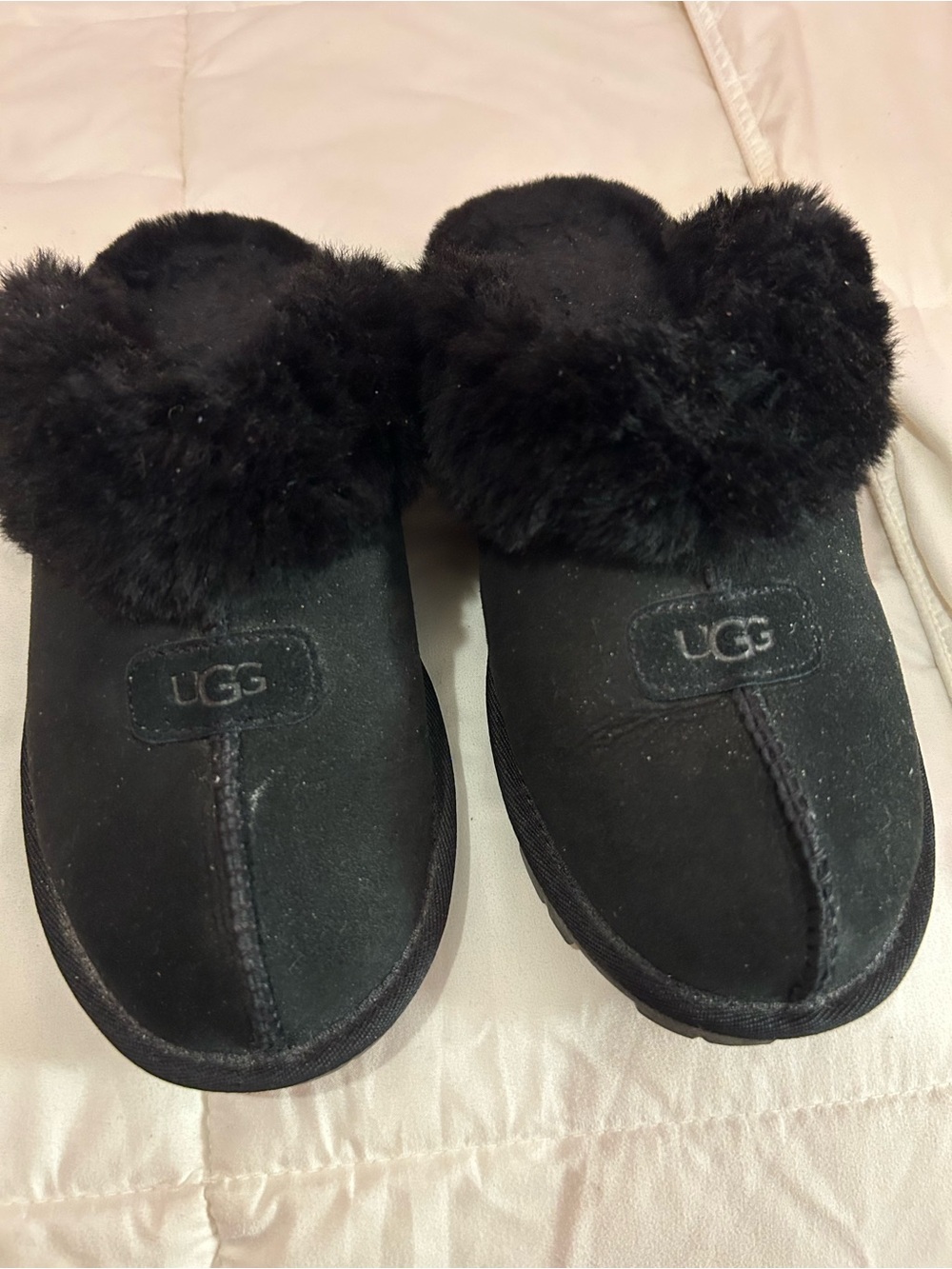 UGG Slippers Woman Size 8 lite dust from sitting worn few times, never outside